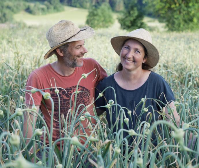 Szilvia und Max in einem Knoblauchfeld